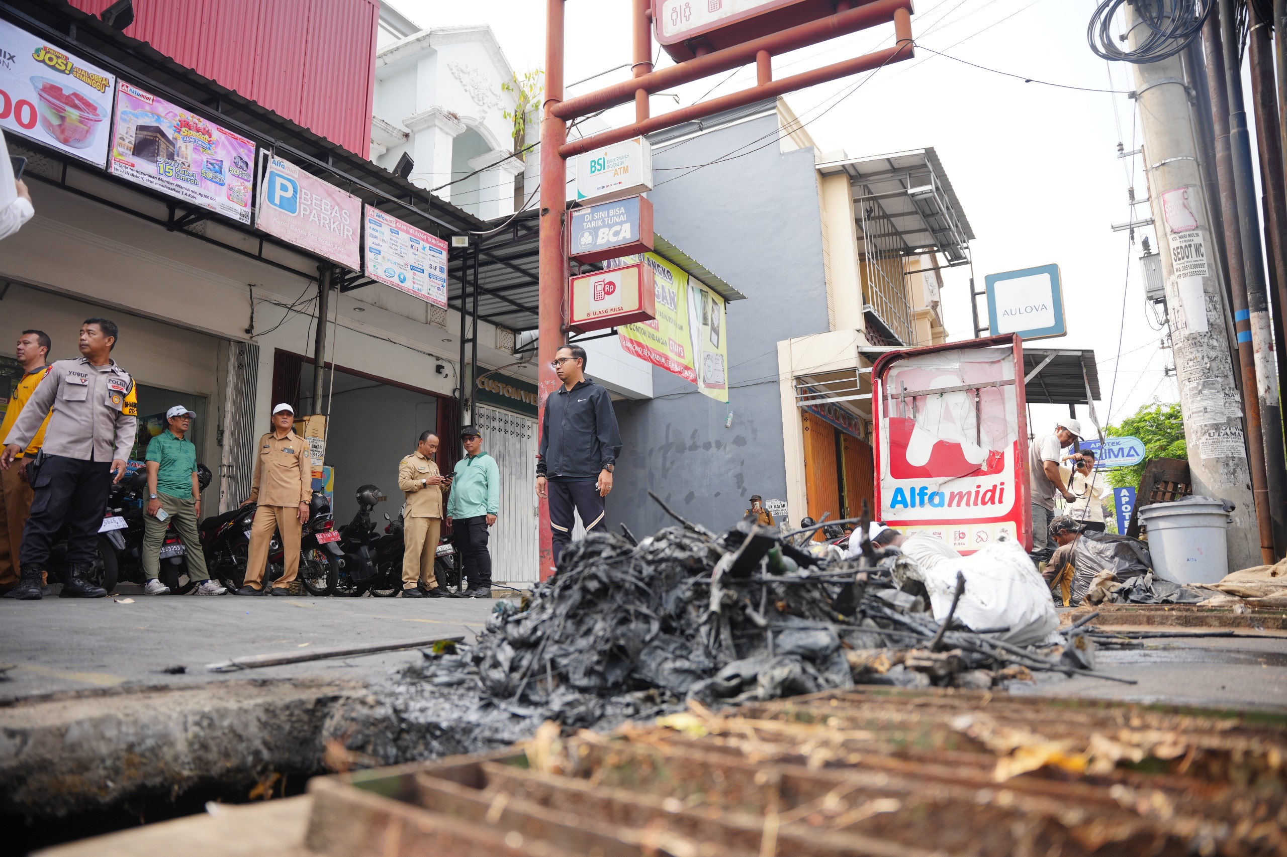 Tindaklanjuti Usulan WBR, Petugas Gabungan dan Warga Bersihkan Saluran